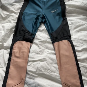 Nike träningsbyxor - Träningsbyxor från Nike aldrig använt 💗 väldigt skönt material! Säljer då jag har mycket träningsbyxor och hinner inte testa alla 💗 Köparen står för frakten!