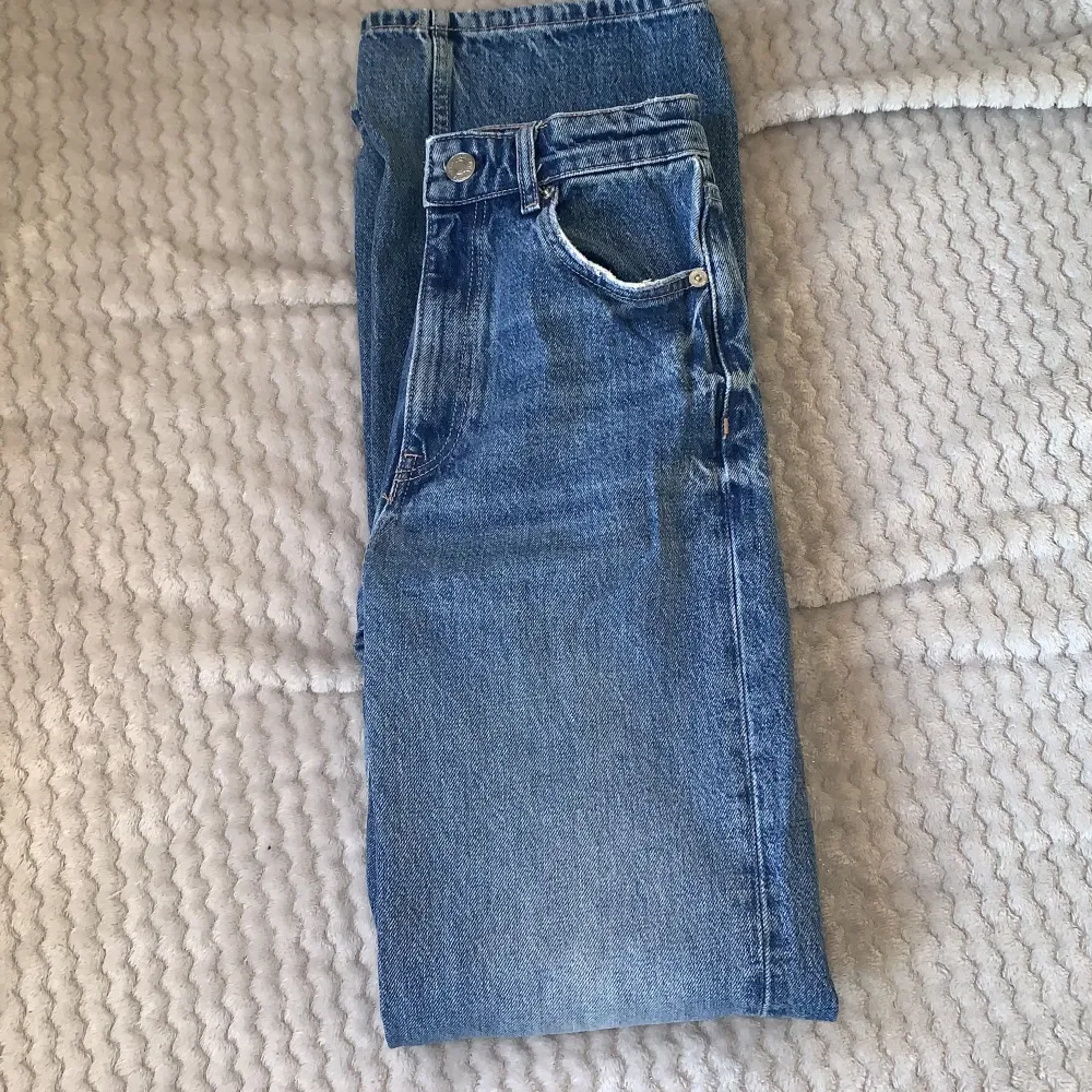 Jeans från zara! Storlek 34. De är i mycket bra skick och sälj pga att de inte passar mig.❤️nypris: 300kr. Jeans & Byxor.