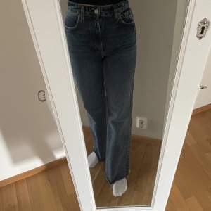 Mörkblåa zara jeans i storlek 38. I bra skick, knappt använda🫶🏼 