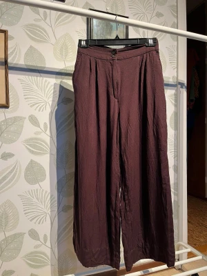 Bruna byxor - Bruna sköna tygbyxor perfekta för sommaren. De går upp en bra bit på vaden.