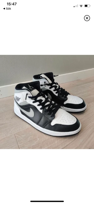 Jordan 1 retro high Smoke grey - Säljer mitt par jordan 1 då de tyvärr aldrig kom till användning. Använt ett fåtal gånger. Skick 9,5/10. Vid snabb och enkel affär kan jag tänka mig att gå ner i pris.