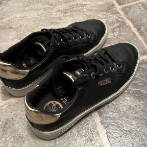 Guess skor - Storlek 37 passar. Använda men bra skick. 