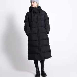 SVART LÅNG JACKA FREJA - Svart lång puffer med luva från Lager 157. I stl M, använd ganska flitigt men ändå i bra skick & håller värmen bra.    Org pris: 600kr Säljer för 300kr  💕🌸💕🌸