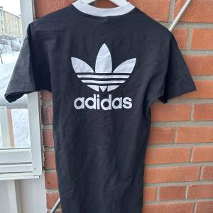 En längre T-shirt eller klänning! Från Adidas🖤nypris 599kr