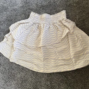 Kjol 134/140 - Använd någon enstaka gång  Fint skick  Inget att anmärka  Vi har katt, rökfritt hem  Plus porto 