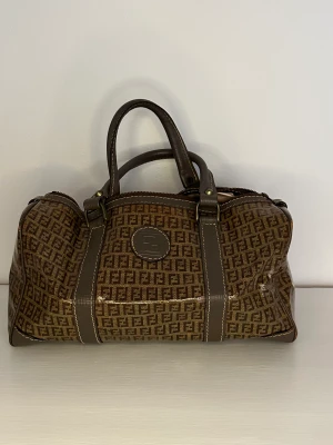 Fendi Duffel bag  - Vintage Fendi Duffel bag i fint skick. Passar perfekt som en mindre weekendbag. 