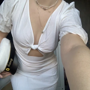 Vit klänning - Vit superfin klänning i från HM i storlek 38. Perfekt till studenten! Köparen står för frakten, 60kr❤️‍🔥