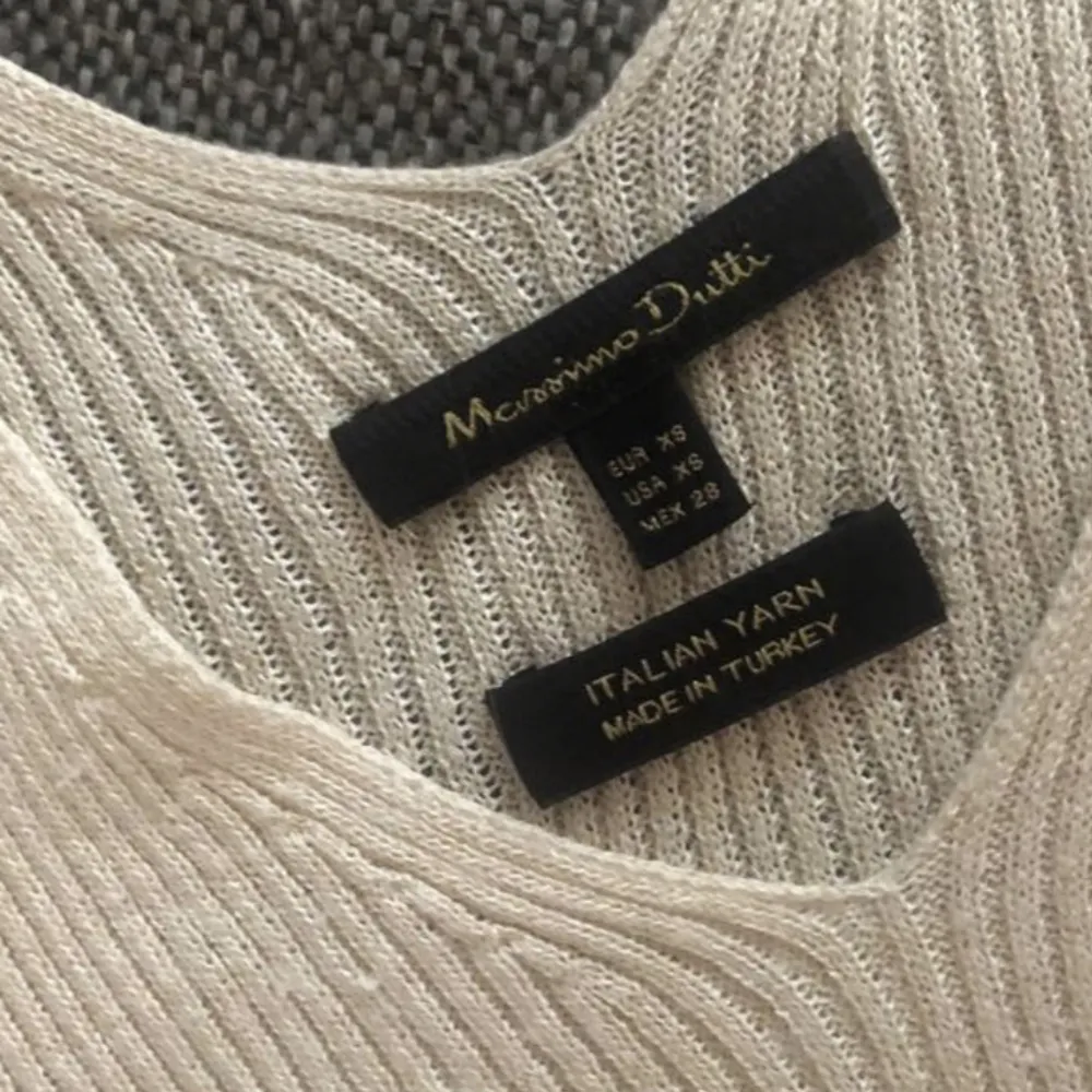 Säljer min fin stickade/virkade tröja från Massimo Dutti med knytband baktill.   Knappt använd och helt som ny.  Storlek: xs men passar även s då jag brukar ha s. . Tröjor & Koftor.