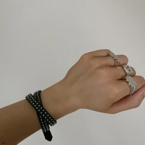 Armband - Skitsnyggt mörkgrönt läderarmband med silvriga ”nitar” 