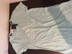 T- Shirt säljes - Säljer denna t-Shirt från adidas. Kom privat vid frågor eller intresse!❤️