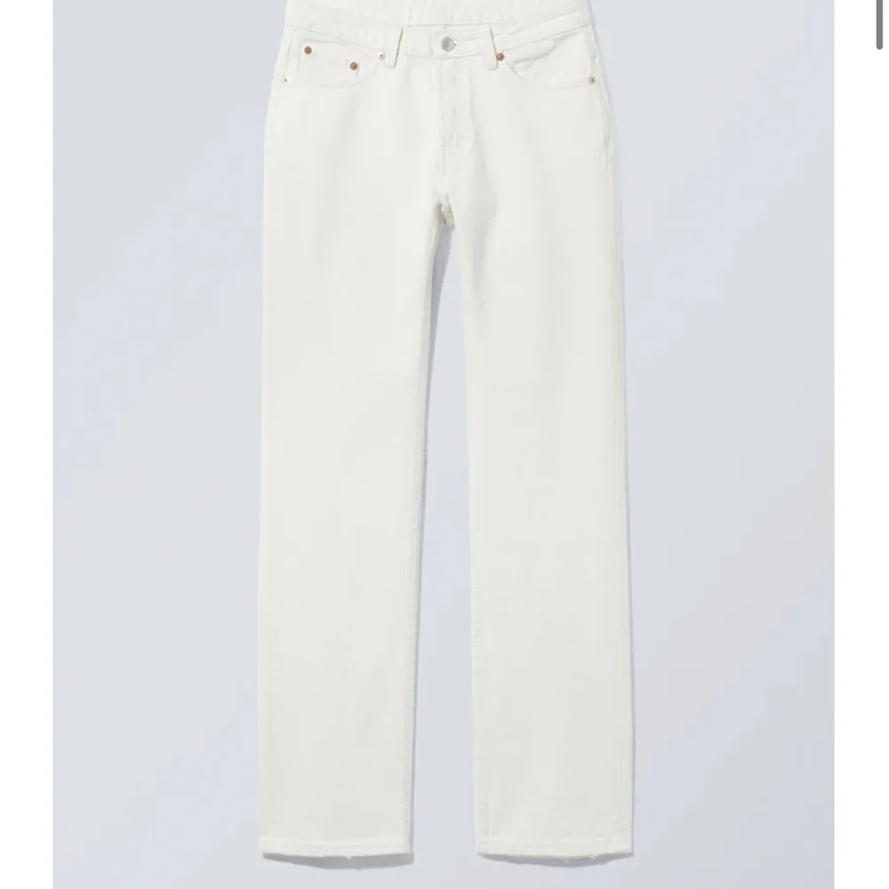 Säljer dessa fina lågmidjade jeans från weekday då de är lite för korta för mig☺️ De är i väldigt fint skick🥰 . Jeans & Byxor.
