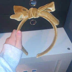  Diadem  - Detta diadem fick jag i julklapp för 3 år sedan och har aldrig använt. Men den är super snygg 🤩 