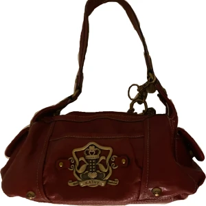 Super fin vin röd väska - Köp direkt för 400! Jätte gullig 2000s väska från Kathy von Zeeland jag köpte i somras. Dragkedjan e lite glappig ibland stängts den inte ordentligt men annars super bra skick❣️använt en gång