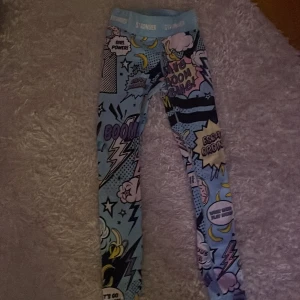 Stronger tights - Ett par fina stronger byxor knappt använda, fint skick , hör av er för mer frågor💗Nypris:799kr