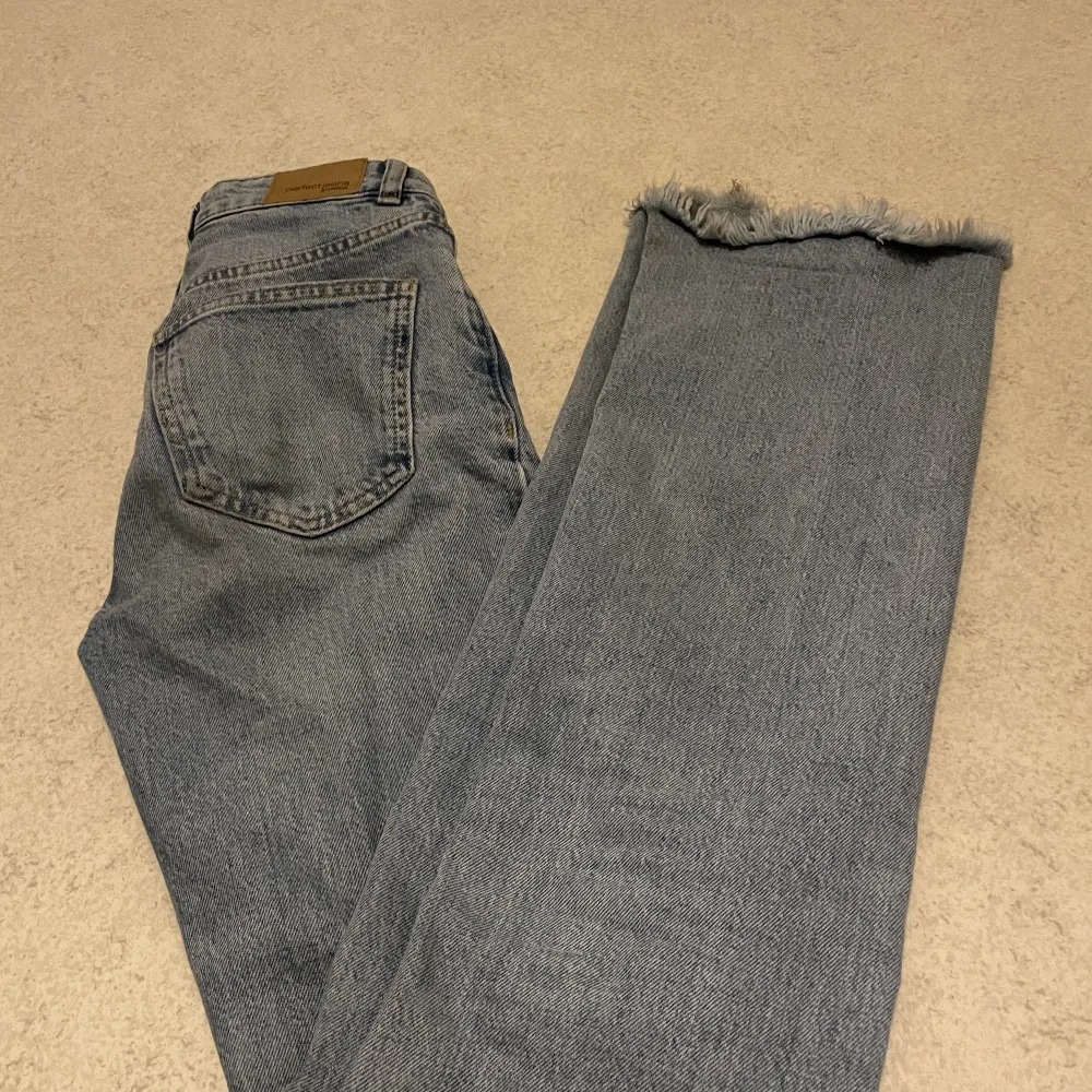 Säljer även dessa mid waist jeans från Gina❤️ Köparen står för frakt. Jeans & Byxor.