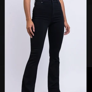 Utsvängda jeans - Utsvängda jeans från Madlady, så skönt matrial & snygg passform! Storlek 38 🤍 nypris 600kr 