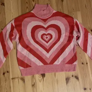 Jag säljer denna rosa/röda stickade tröjan från New Yorker. Den är använd ett fåtal gånger. Storlek XS. Köparen står för frakt. Kontakta mig om ni har frågor eller vill ha fler bilder!
