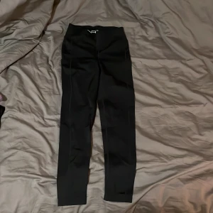 Ett par ridbyxor  - Jag säljer en svart ridbyxor som har fickor. Jag säljer dom för 100kr+frakt   och jag köpte dom för 150kr. Aldrig använd. 