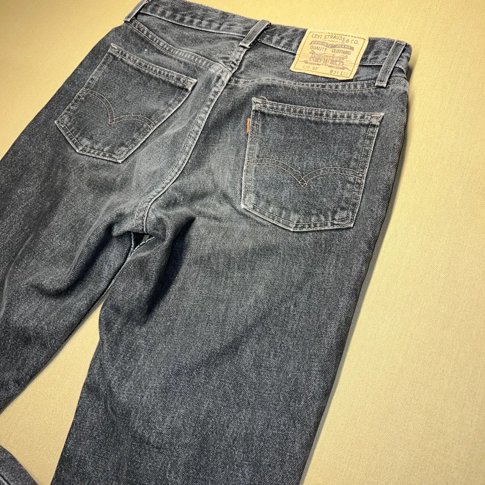 Riktiga vintage Levis jeans. Mörkgrå färg, sitter riktigt bra. 9/10 skick. Riktigt feta jeans. Storlek 31W 32L. Fler frågor kontakta gärna. Jeans & Byxor.