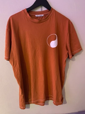 Our legacy workshop tee - Bra skick, finns liten flaw / hål.  - storlek 50 = M/L 