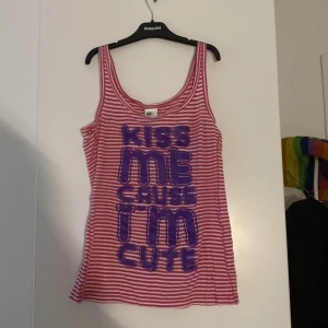 Y2k linne - Y2k linne i storlek xs fast känns som en s/m. Lite stor på mig i axlarna och är lite slitet då jag köpte det på loppis.  Köptes för 99kr så säljer för 65 + frakt. Pris kan diskuteras då det är i använt skick. Köpare står för frakt.