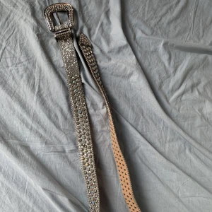 ? - skitsnyggt bälte, stort på mig så har gjort extra hål så det ska passa på mig. Knappt använd så i rätt bra skick förutom att en sten har lossnat men det syns knappt. är inte säker på längd men tror det är runt 124cm. 