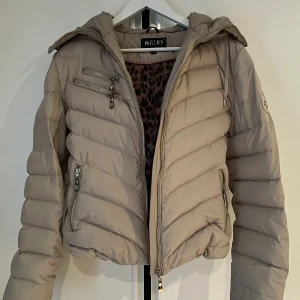 Hollies Jacka - Jättefin jacka från Hollies. Mycket sparsamt använd. Går såklart att knäppa fast pälsen på luvan. Kan stå för frakten! ☺️