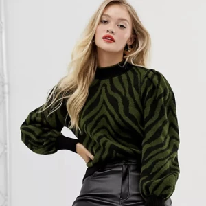 Super din tröja  - Super fin tröja köpt ca 2020, men aldrig använd endast prövad då den inte är min stil /: första bilden är hur den ser ut på modellen! köpt för ca 400kr