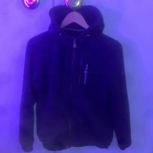 Sail racing Hoodie✨ - En mörk blå sail racing hoodie som är i storlek 170 😊✨frakt i går i priset 😊