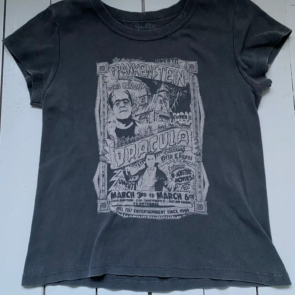 Frankenstein & Dracula Brandy Melville baby t-shirt. Använd, perfekt skick . T-shirts.