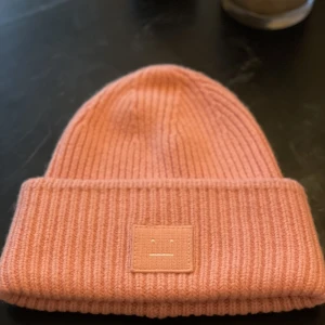 Acne mössa - Acne mössa i färgen  aprikos