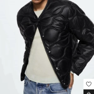 Quiltad svart jacka  - Quiltad svart jacka ifrån Mango. Slutsåld på flera hemsidor. 