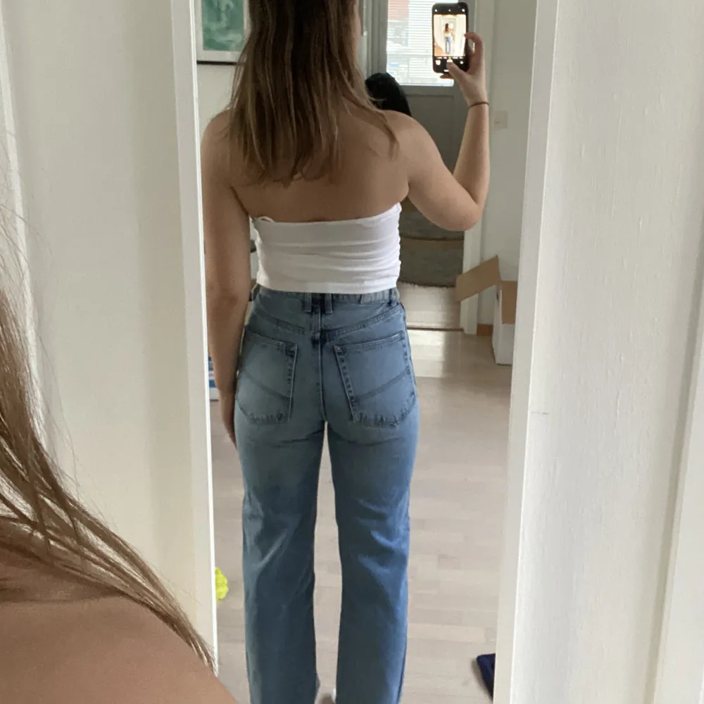 jeans från asos, mid/highwaist. 26/32, längden är perfekt på mig som är 174 cm. Jeans & Byxor.