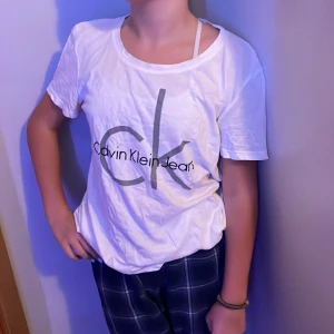 Calvin Klein tröja - Vi säljer en Calvin Klein tröja som är i storlek M❤️säljer för 30 kr❤️