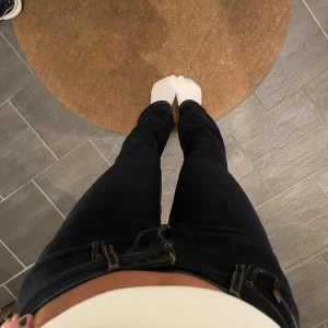 Mörkblåa Levis jeans  - Mörkblåa Levis jeans❤️Använda 1 gång. Modell 725. Midjestorlek 25, längd 32