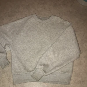 Hoodie - Grå hoodie från Gina tricot . Som ny knappt använd 