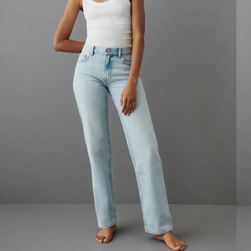 Låga och raka jeans från Ginatricot, använder inte då de är för stora. Använda endast några gånger. Jeans & Byxor.