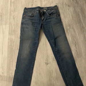 Replay Jeans  - Jeans från Sellpy som tyvärr inte passade på mig, ganska stretchigt material och några detaljer på bakfickorna!  Tryck inte på köp direkt utan kontakta mig först, Köparen står för frakten!   