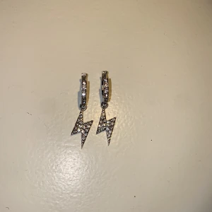 Blixt örhängen  - Blixt örhängen med strass⚡️ Aldrig använda pga dem inte fall mig i smaken💕