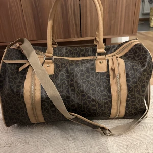 Calvin Klein Weekend bag - Calvin Klein Weekend bag i nyskick.  Köparen står för frakt.