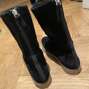 Mockastövlar  - Fodrade mockastövlar från Vagabond. Storlek 39. Använda 1 gång. 