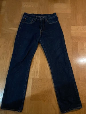 Levis  - Snygga lågmidjade och raka långa jeans från Levis. Passar mig som har storlek S och är 168! ❤️❤️