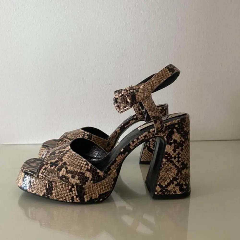 Oandvända Zara plattform sandaler med ormskins imitation mönster . Skor.