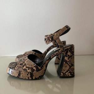 Oandvända Zara plattform sandaler med ormskins imitation mönster 