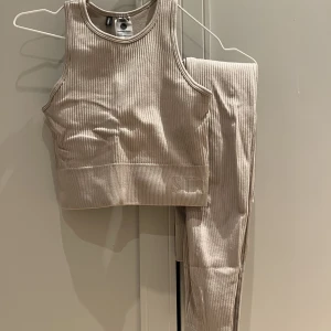 Seamless set Stronger - Seamless set från Stronger i beige  S i topp  Xs i thigts 