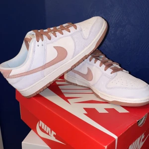 Nike dunk low premium fossil/rose - Nike dunk low premium fossil/rose EU 44,5 helt nya original skorbox och kvittot finns  Pris1499kr(kan diskuteras) skriv PM👊🏻