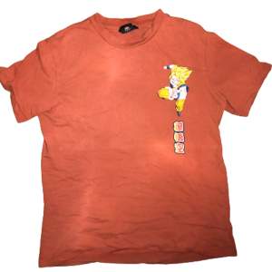 Orange dragon ballz t shirt köpt på bershka i Barcelona. Skit cool och använd få gånger !