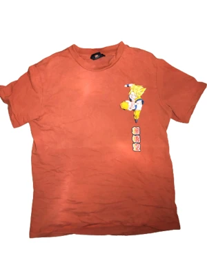 Dragon ballz t shirt - Orange dragon ballz t shirt köpt på bershka i Barcelona. Skit cool och använd få gånger !
