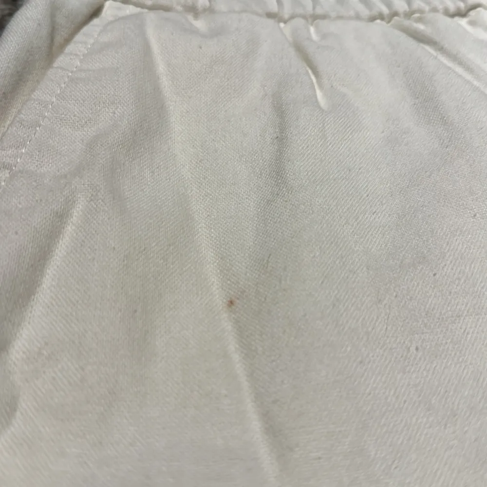 Vita linne byxor från only & sons, inköpta förra året, använda fåtal gånger, skick 7/10. Litet märke på höger sidan därav priset! Storlek S. Farkut & Housut.