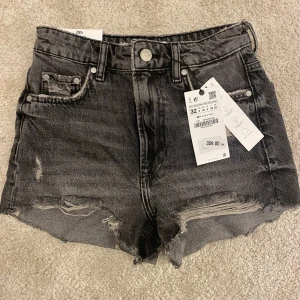 Shorts Zara - Helt nya shorts ifrån Zara som jag köpte i somras, dom är endast testade!💞nypris 359kr